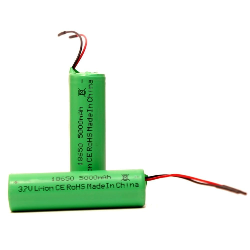 Doua acumulatoare Li-Ion 18650 5000mAh cu fire rosii si negre, vedere comparativa