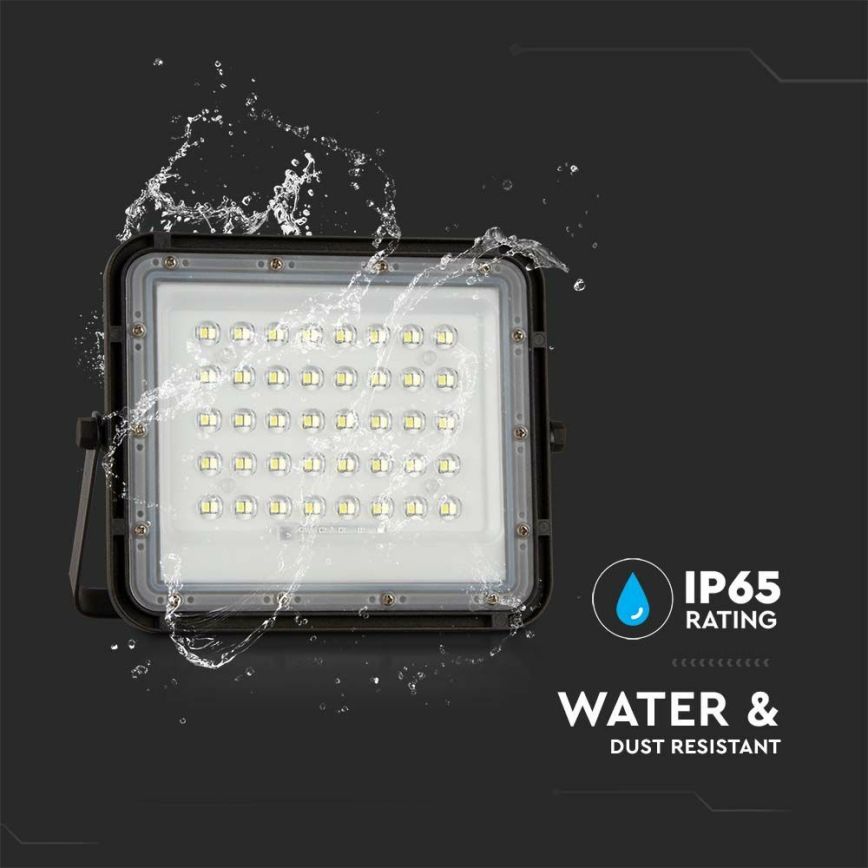 Proiector LED exterior rezistent la apa si praf, certificare IP65, testat cu stropire directa