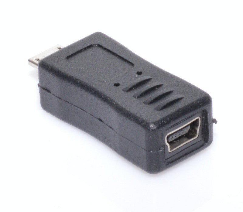 Adaptor Micro USB tata la Mini USB mama, vedere diagonala cu ambele mufe vizibile
