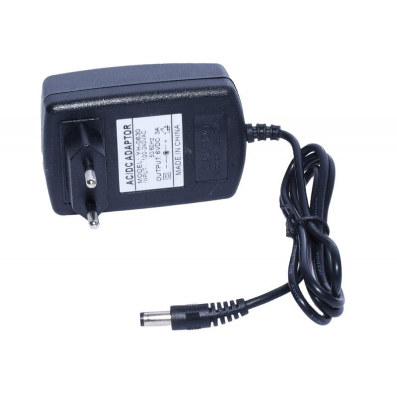 Adaptor AC/DC 6V 3A vazut din fata, eticheta tehnica vizibila, conector DC barrel