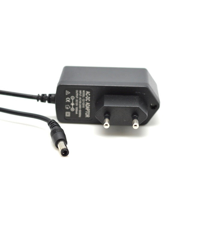 Alimentator 9V 1A vedere frontala cu mufa DC 2.1mm si eticheta certificari CE vizibila