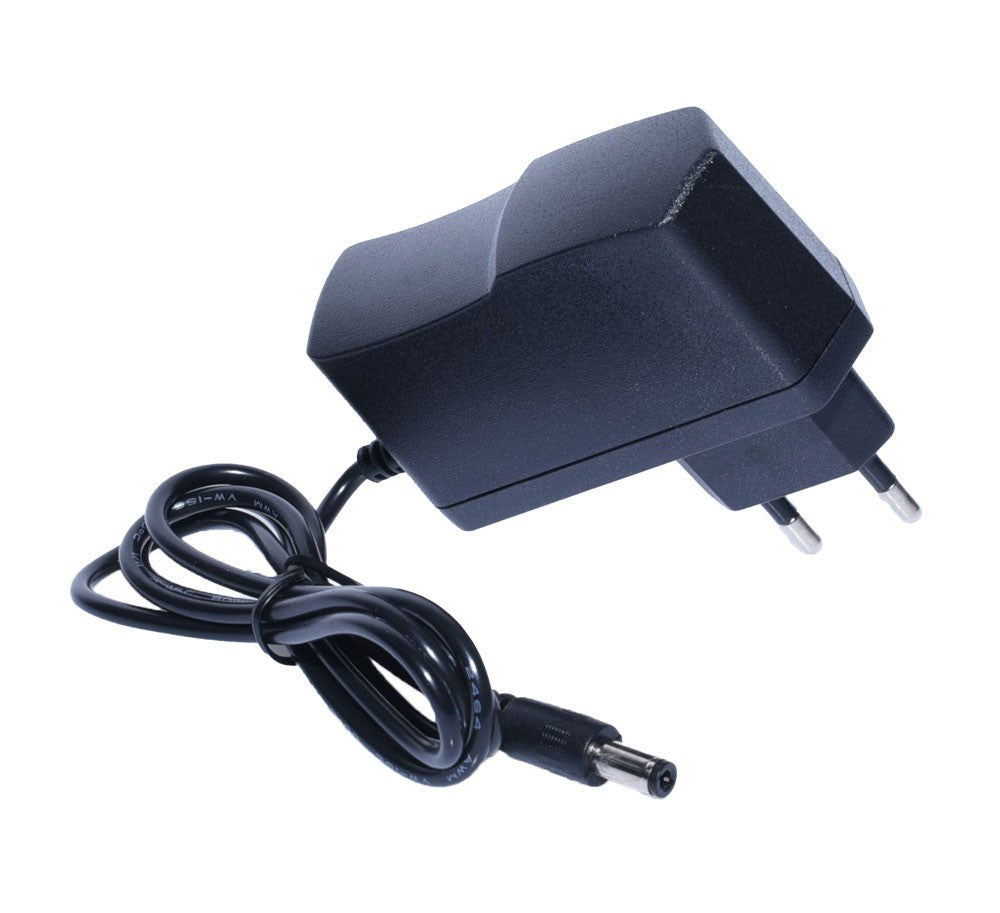 Alimentator 9V 1A vedere din unghi opus, carcasa neagra ABS si cablu DC rulat
