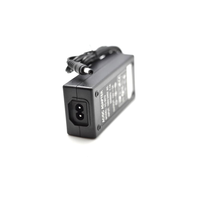 Alimentator 12V vedere frontala cu port IEC C8 si conector DC barrel detaliat