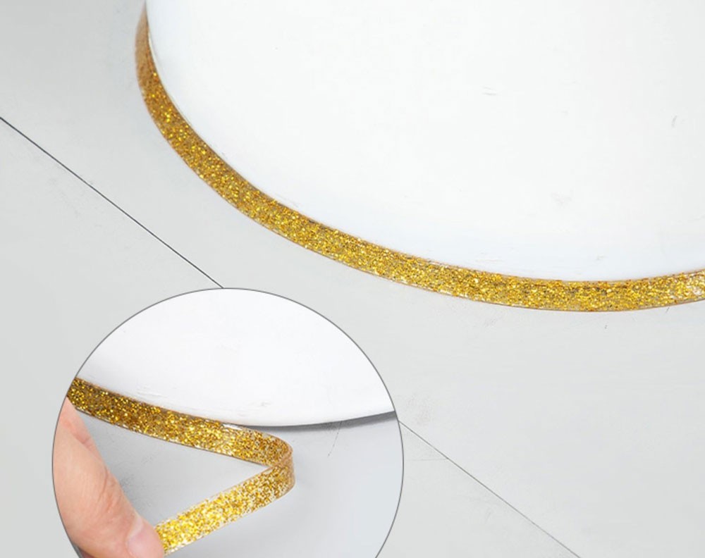 Banda de etansare aurie cu finisaj glitter aplicata pe contur rotunjit, detaliu flexibilitate