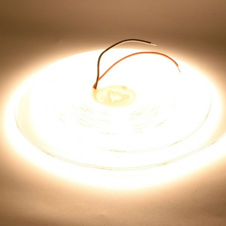 Banda COB LED rola 5m aprinsa, lumina alb-cald uniforma, fara puncte vizibile