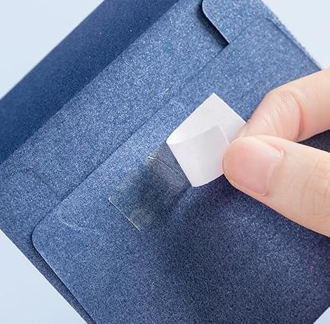 banda dublu adeziva de hartie semitransparenta aplicata pe carton, aspect discret dupa lipire