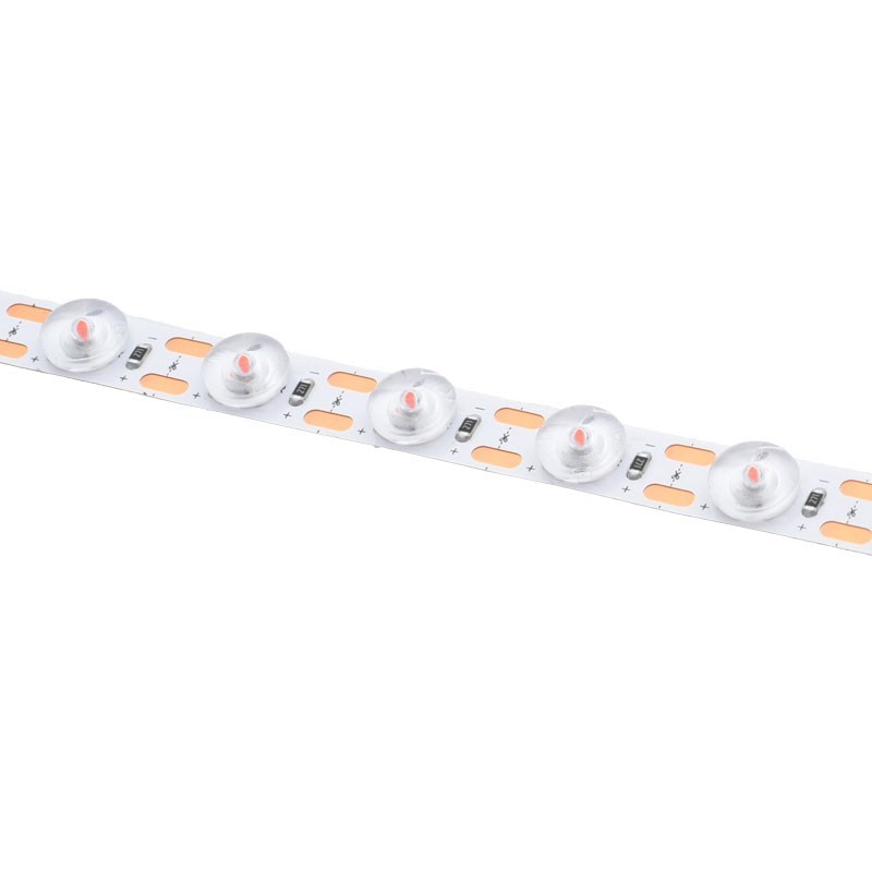Detaliu banda LED 2835 cu lentile lupa transparente, chip 2835 si rezistente vizibile pe PCB