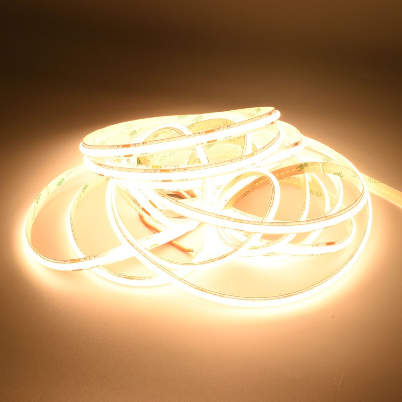 Banda COB LED rola desfasurata, lumina calda 2700K, emisie continua fara granulatie