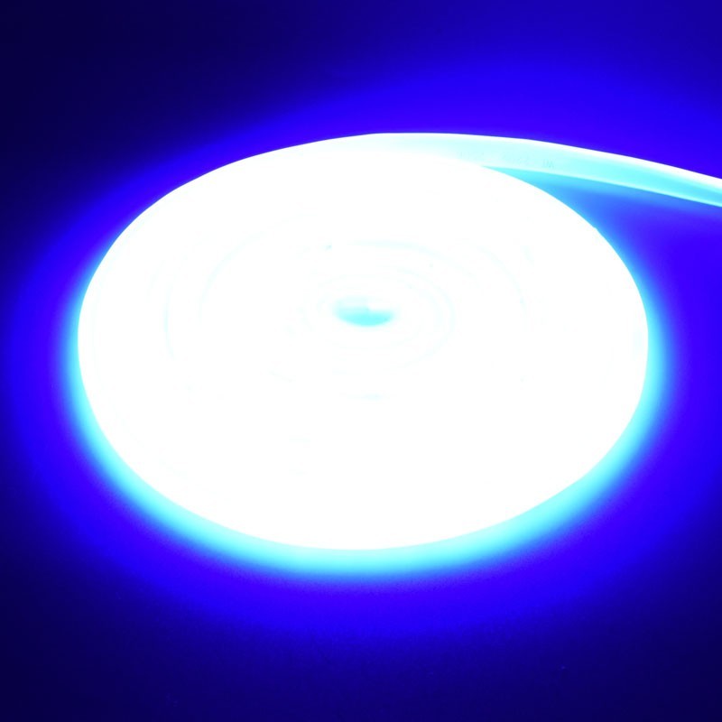 Banda LED COB neon flex albastra aprinsa, lumina uniforma intensa fara puncte vizibile