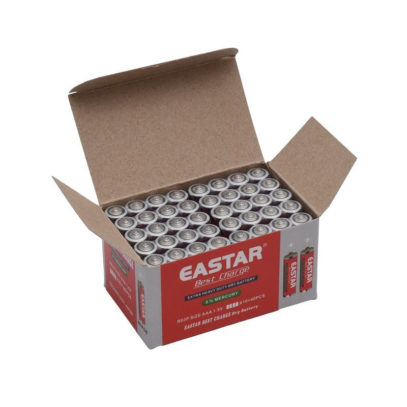 Cutie deschisa cu 40 baterii AAA 1.5V aranjate compact, vedere de sus cu polii pozitivi vizibili