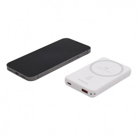 Power bank magnetic 5000mAh compatibil Qi alaturat unui smartphone, comparatie dimensiuni