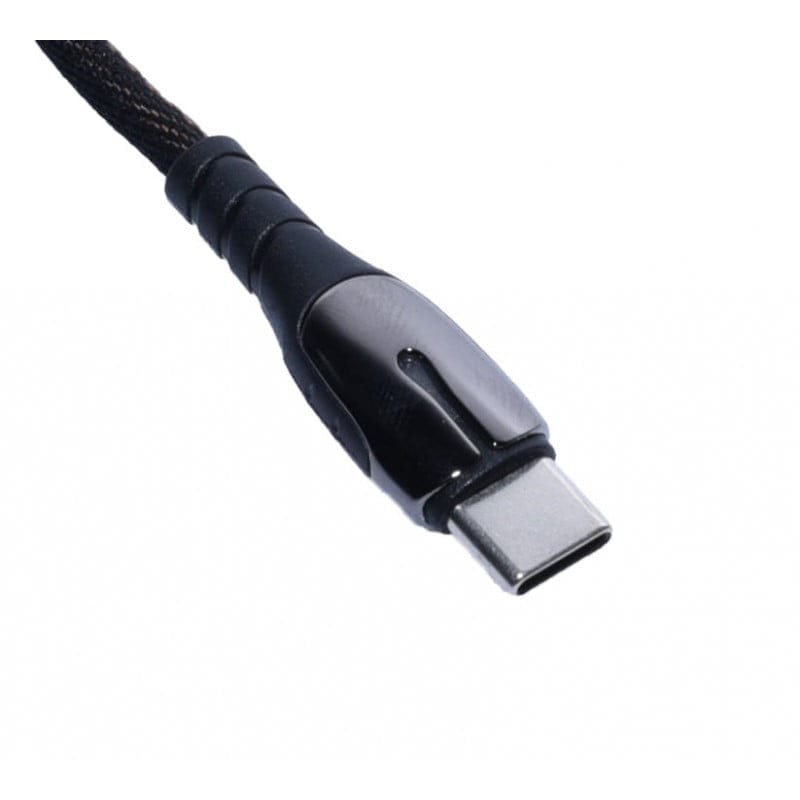 Conector USB-C cu carcasa metalica, detaliu capac de protectie si invelis textil negru