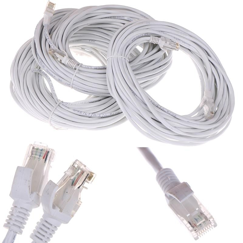Cablu retea CAT5e RJ45 rulate in bucle, detaliu conector transparent cu contacte aurite