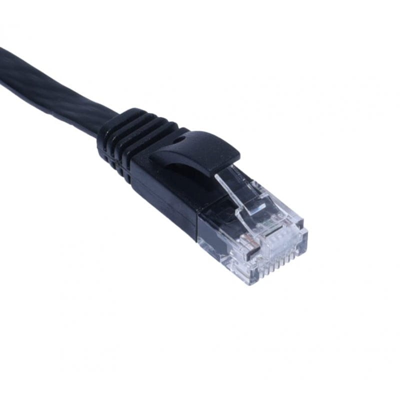 Cablu retea plat CAT6 negru, conector RJ45 cu clema de siguranta, vedere detaliata din unghi apropiat