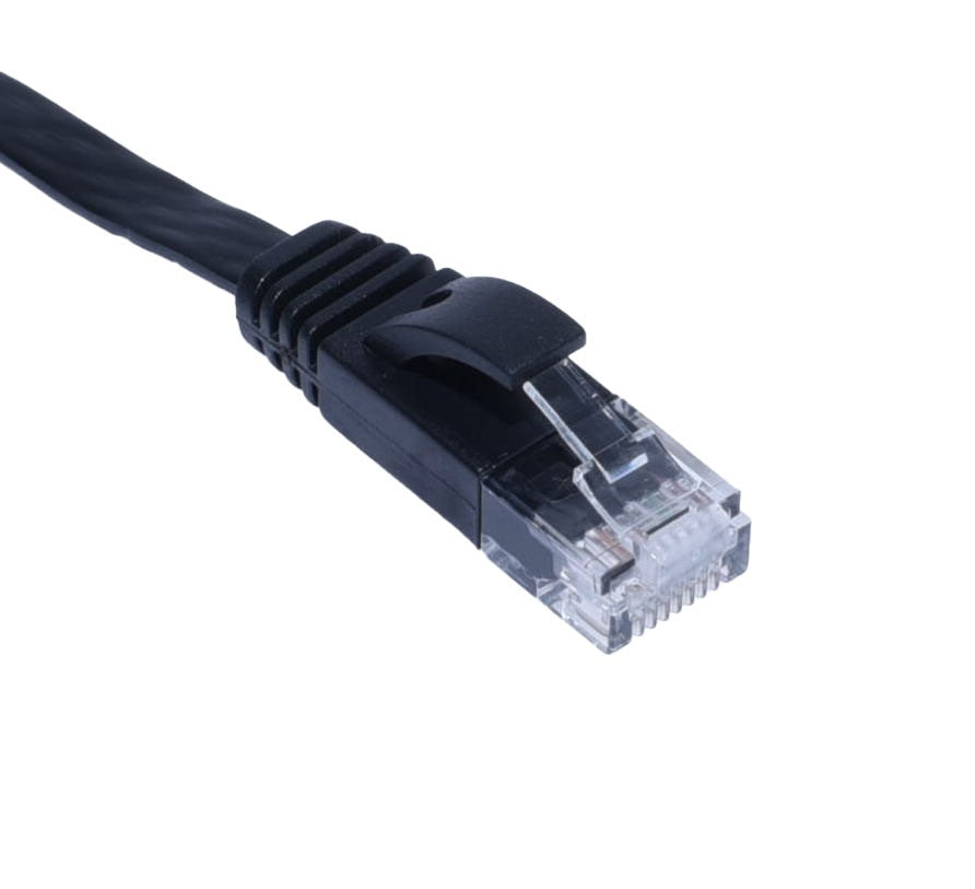 Cablu retea plat CAT6 negru, detaliu conector RJ45 cu clips de retentie, profil plat vizibil