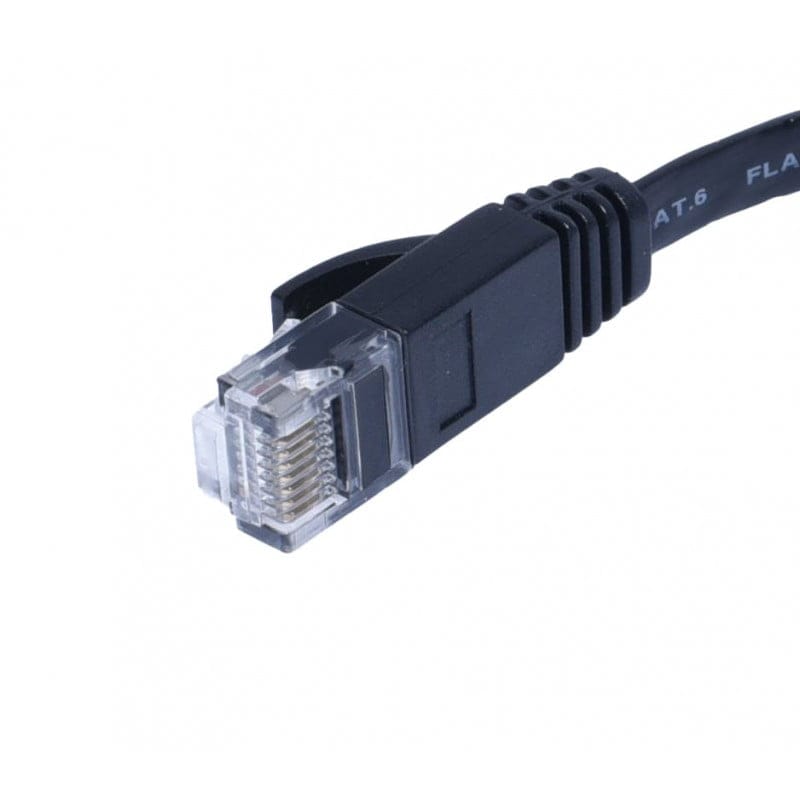 Conector RJ45 CAT6 plat negru in prim-plan, contacte vizibile, profil ultra-subtire