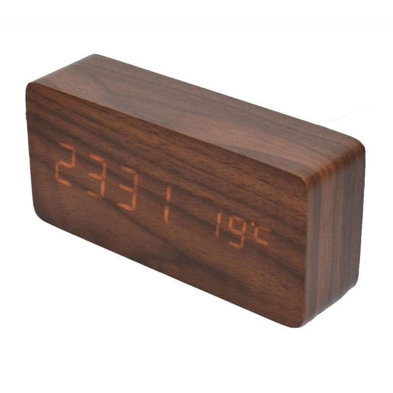 Ceas LED din lemn maro vazut din fata, afisaj digital ora si temperatura ambientala
