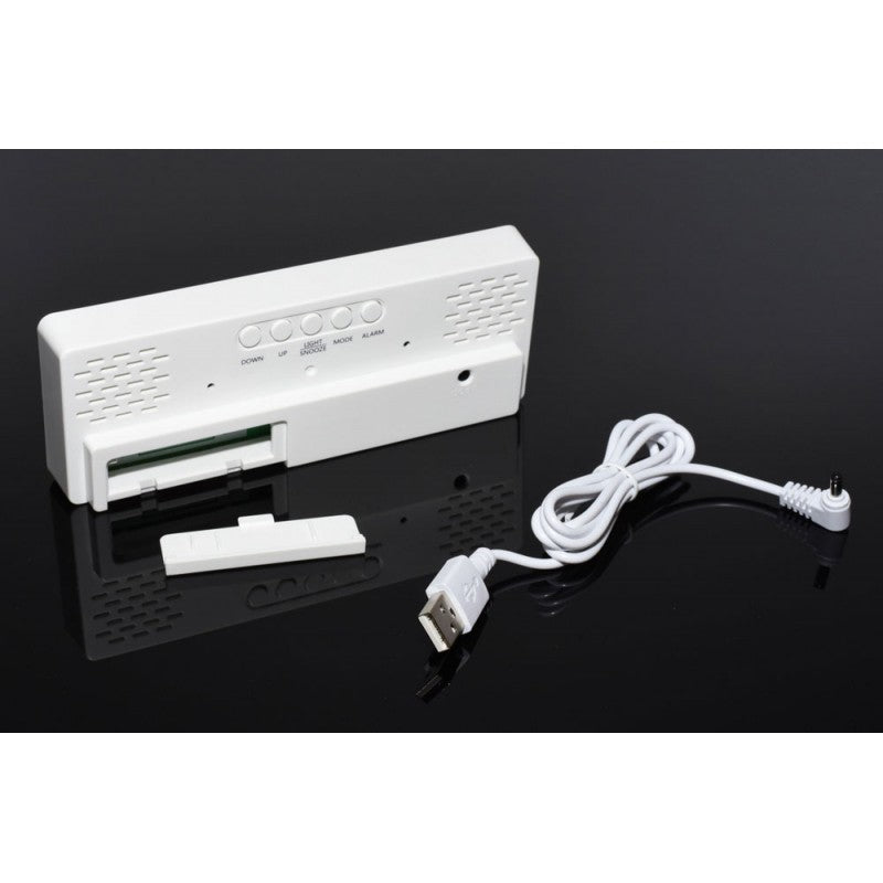 Spatele ceasului LED cu butoane de setare, slot baterii si cablu USB inclus