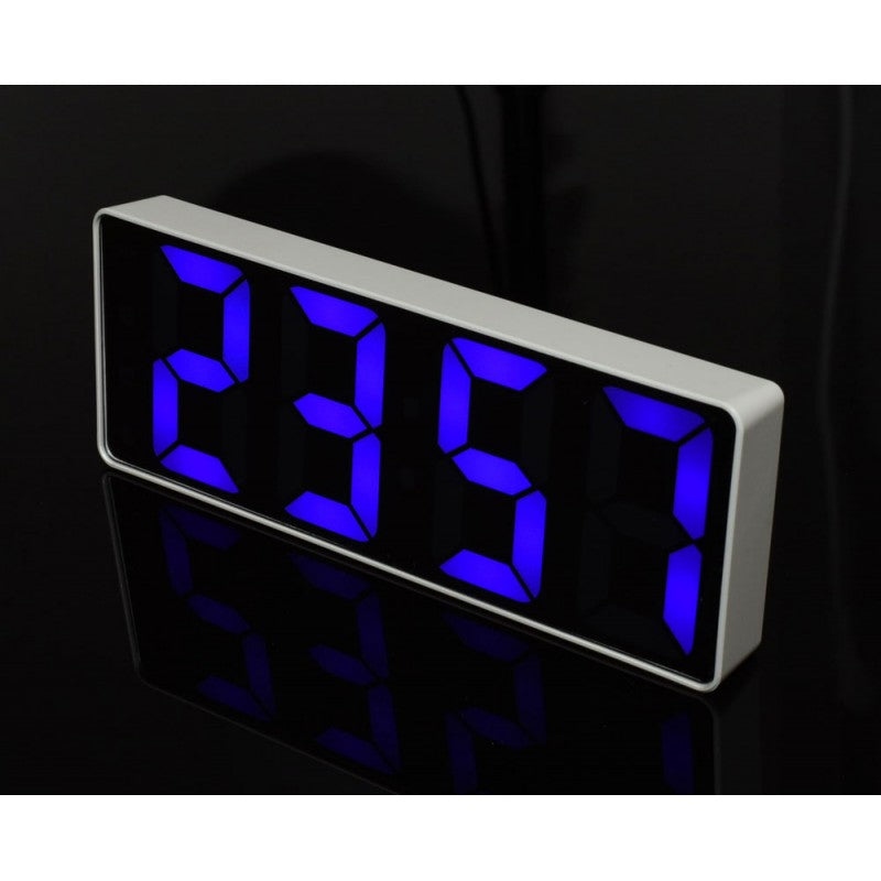 Ceas digital cu display oglinda si cifre LED albastre mari, vizibil in intuneric