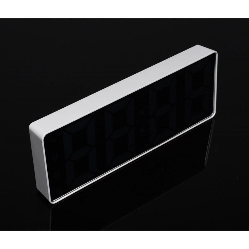 Ceas LED oglinda cu carcasa alba, ecran stins, design compact pentru noptiera sau birou
