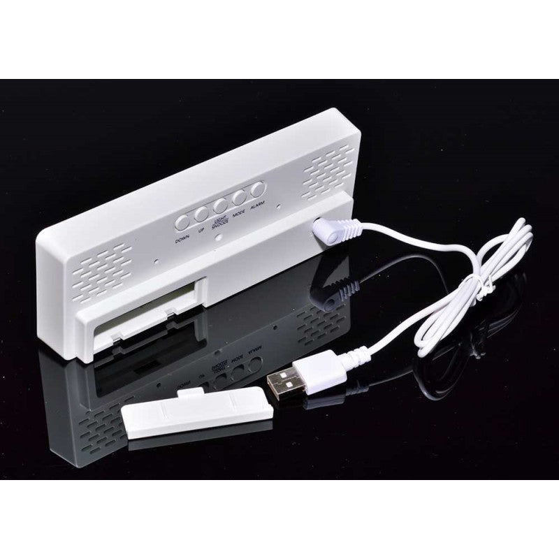 Ceas digital cu spatarul deschis, cablu USB-DC inclus si compartiment baterii AAA