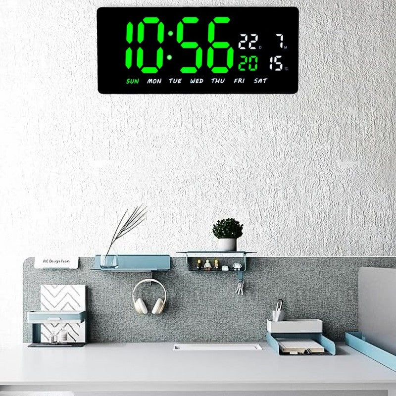 Ceas digital LED montat pe perete deasupra biroului, afisaj verde cu ora si calendar