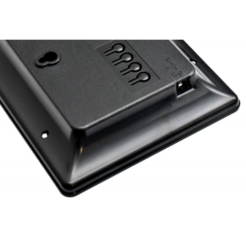 Detaliu colt posterior ceas LED cu butoane de setare, orificiu montaj si conector alimentare