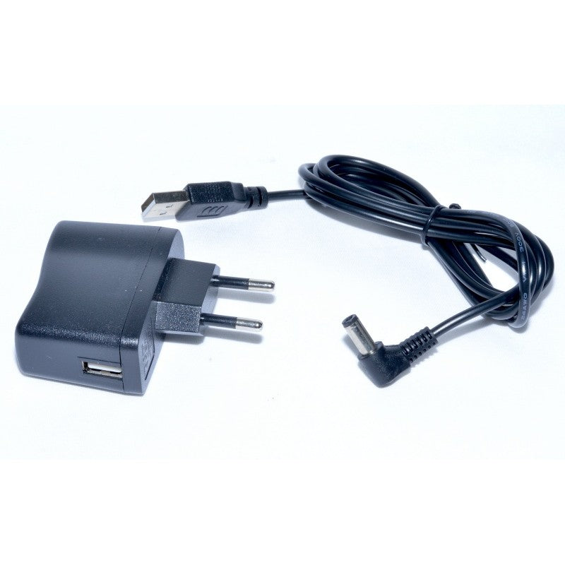 Adaptor alimentare 5V cu cablu USB-DC inclus in pachetul ceasului electronic LED de perete