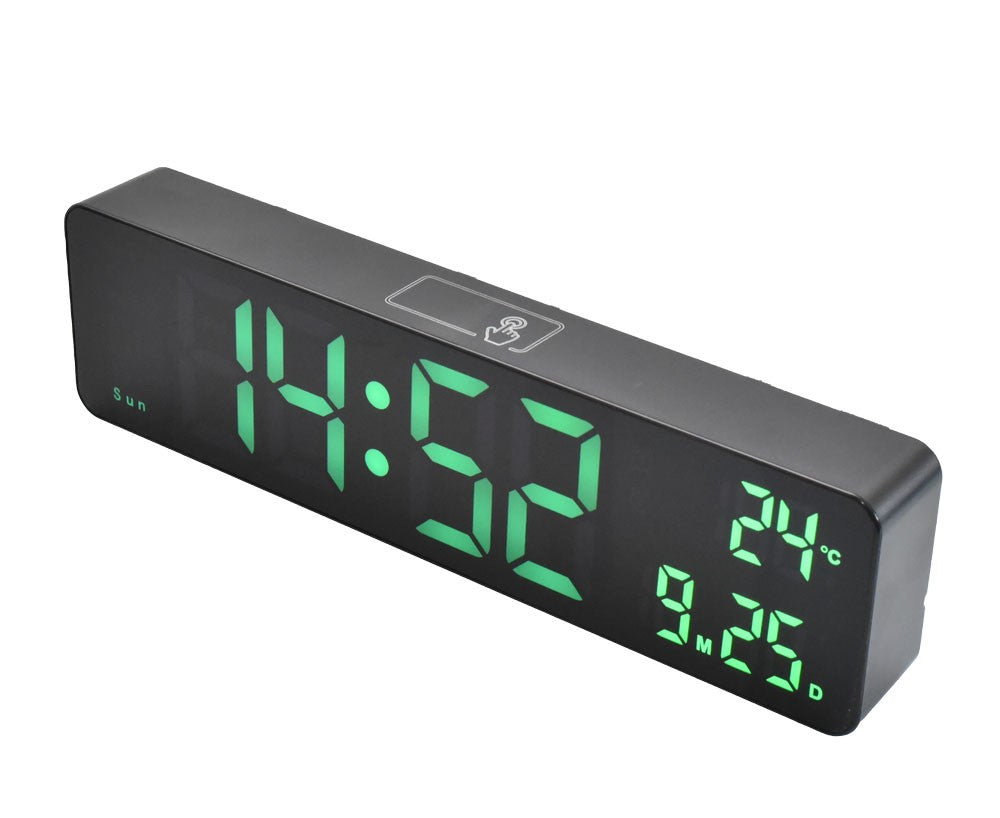 Ceas digital LED verde, vedere frontala usor inclinata cu afisaj ora, data si temperatura, carcasa neagra