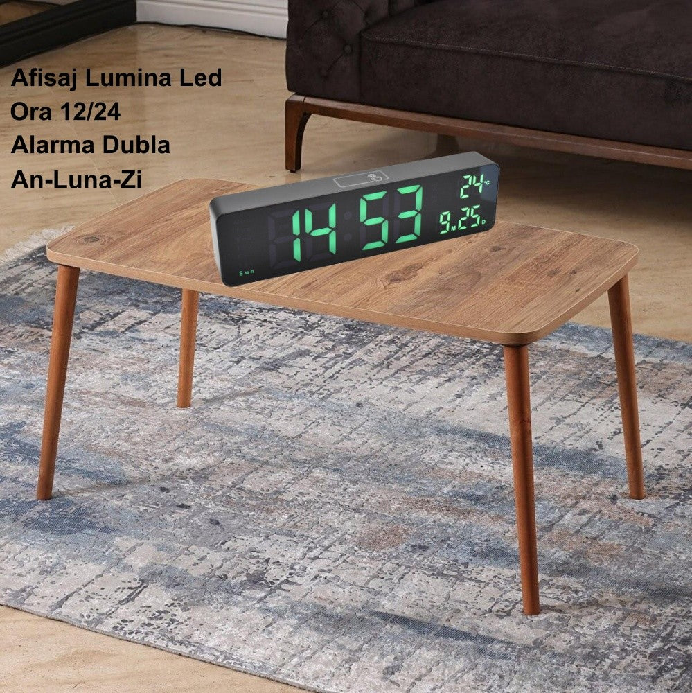 Ceas digital LED verde cu alarma dubla plasat pe masuta living, afisaj ora 12/24 si termometru integrat