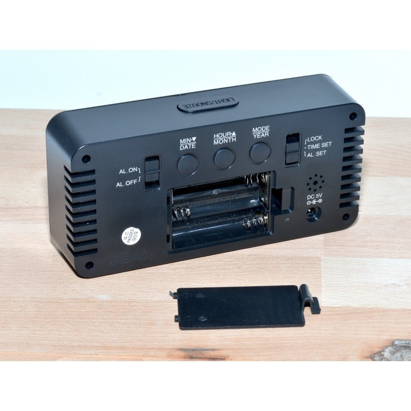 Ceas digital oglinda - spatele cu compartiment baterii AAA, butoane setare si port DC 5V