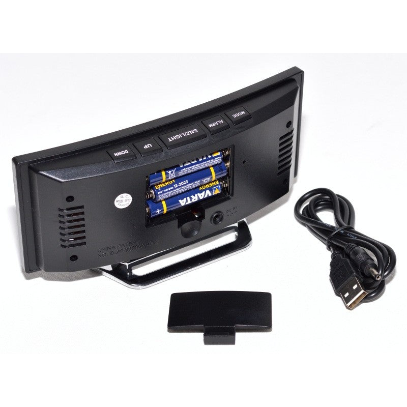 Ceas desteptator LED oglinda, compartiment baterii AAA deschis si cablu USB alaturi