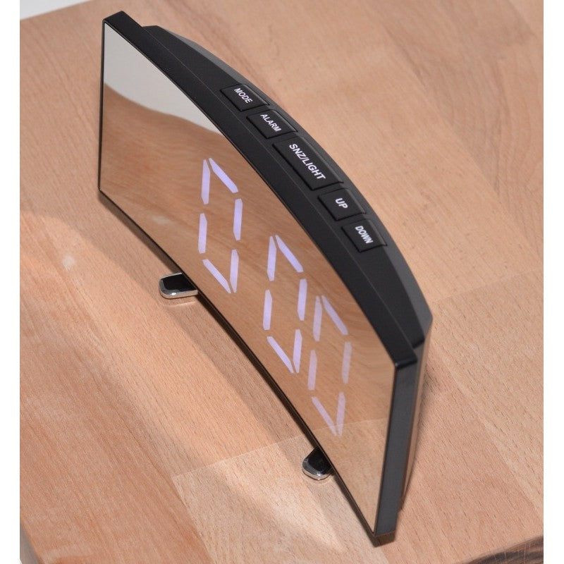 Ceas desteptator LED oglinda cu suprafata reflectorizanta, butoane laterale vizibile, asezat pe birou