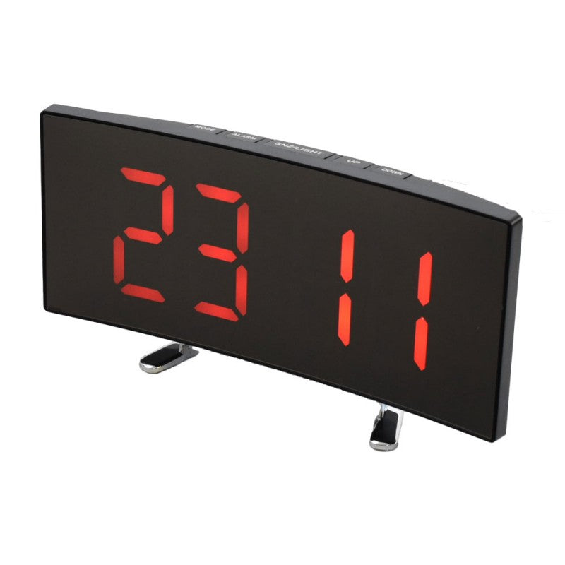 Ceas digital LED rosu cu ecran oglinda curb, unghi lateral stanga cu cifre mari vizibile