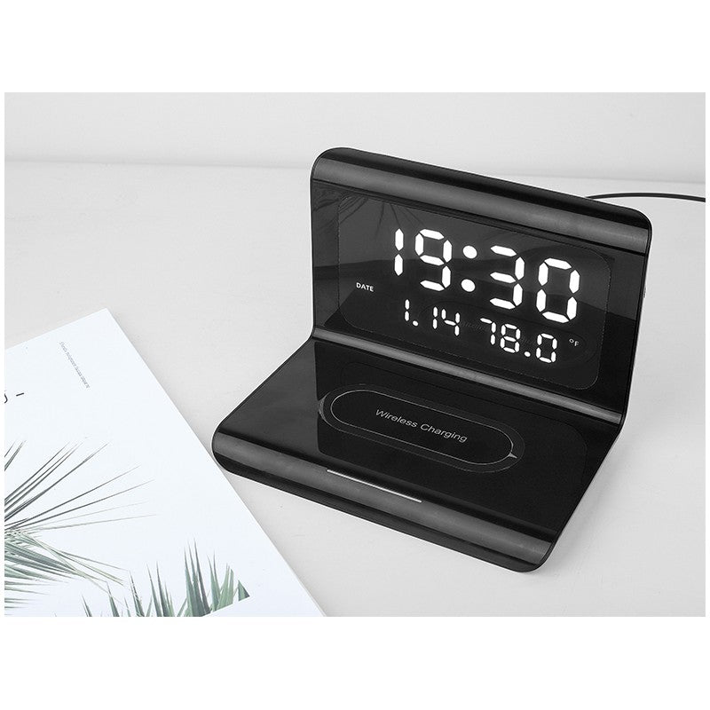 Ceas digital negru cu afisaj LED mare, asezat pe birou intr-un decor modern minimalist