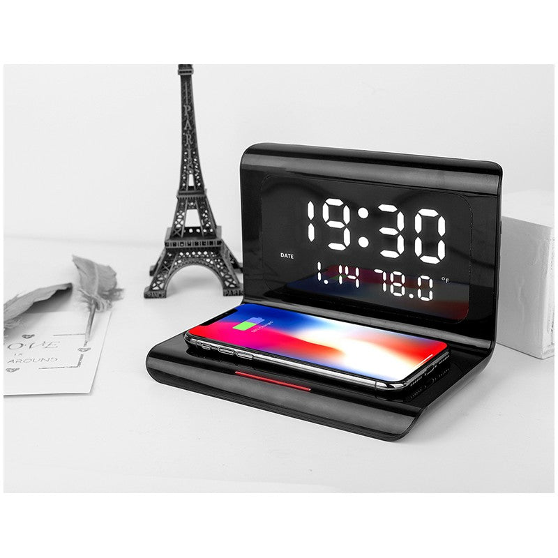 Ceas digital cu incarcare wireless in uz, smartphone asezat pe platforma, afisaj LED ora vizibil
