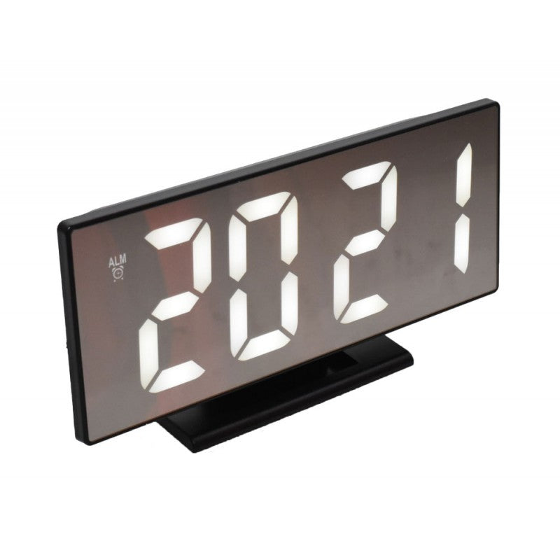 Ceas digital LED oglinda cu cifre luminoase albe, vedere frontala usor inclinata, suport negru