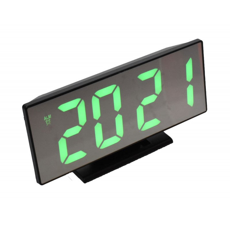 Ceas digital LED verde cu display tip oglinda, cifre mari vizibile din unghi lateral