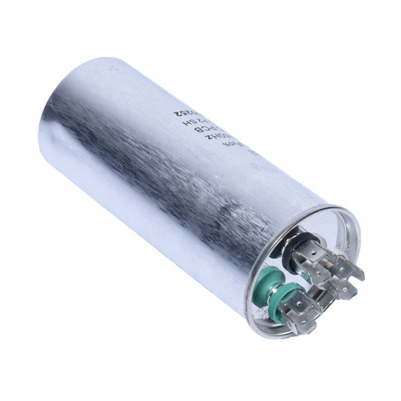 Condensator dual 370V AC pozitionat oblic, eticheta tehnica vizibila pe corp metalic