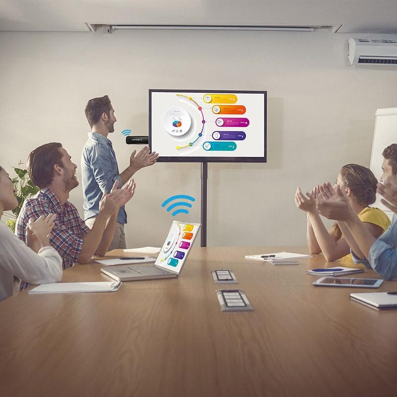 Stick wireless display folosit in sedinta de birou pentru proiectie wireless de pe laptop pe monitor