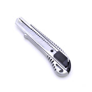 Cutter metalic profesional din aluminiu, lama 0.5mm, mecanism de blocare cu indexare, corp argintiu