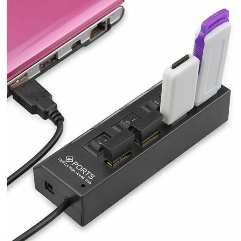 Hub USB 2.0 cu 4 porturi conectat la laptop, multiple stick-uri USB inserate simultan