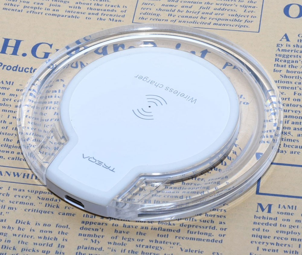 Incarcator wireless rotund transparent, detaliu port micro-USB si bobina centrala