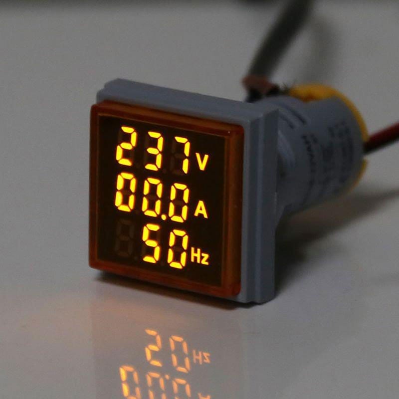 Indicator digital patrat cu display LED galben aprins, afisaj 237V, 00.0A si 50Hz vizibil clar