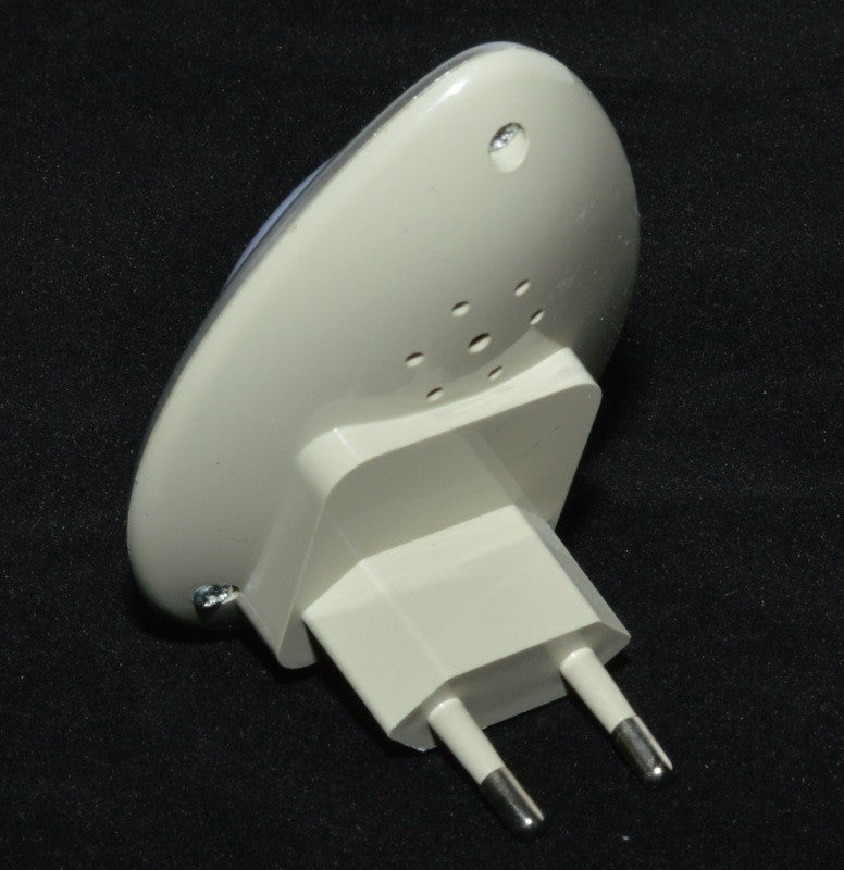 Lampa de veghe cu priza 220V, vedere spate cu stecker si orificii de ventilatie