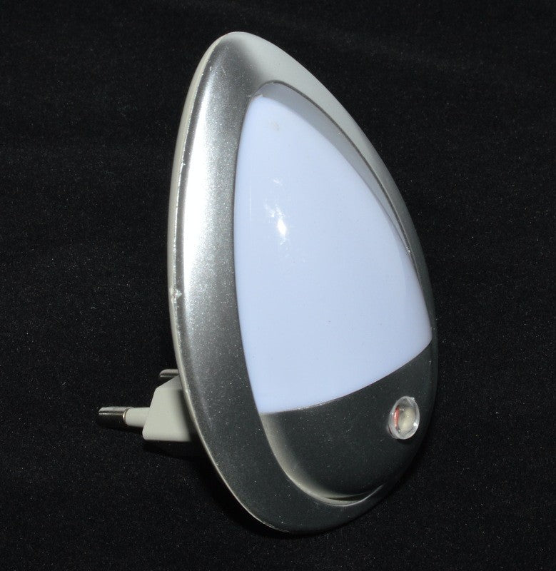Lampa de veghe cu senzor automat, vedere laterala cu stecker si cadru argintiu