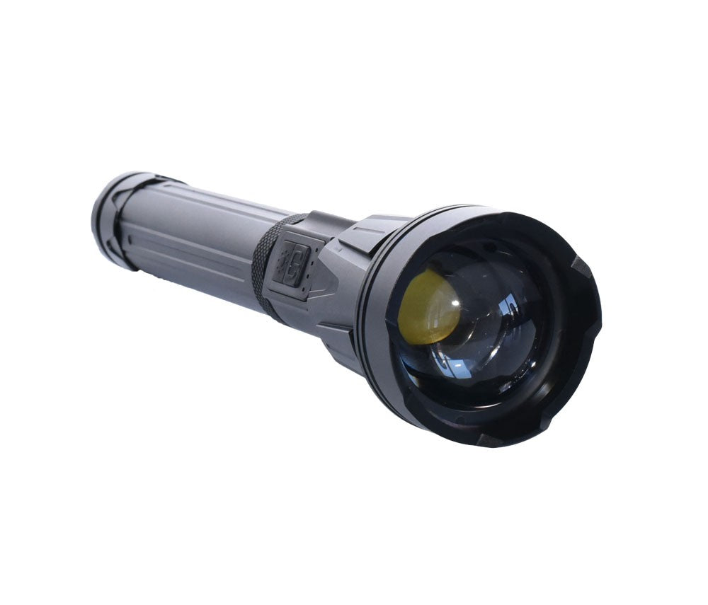 Lanterna LED reincarcabila cu lentila XHP-160 in prim-plan, zoom extins pentru fascicul concentrat