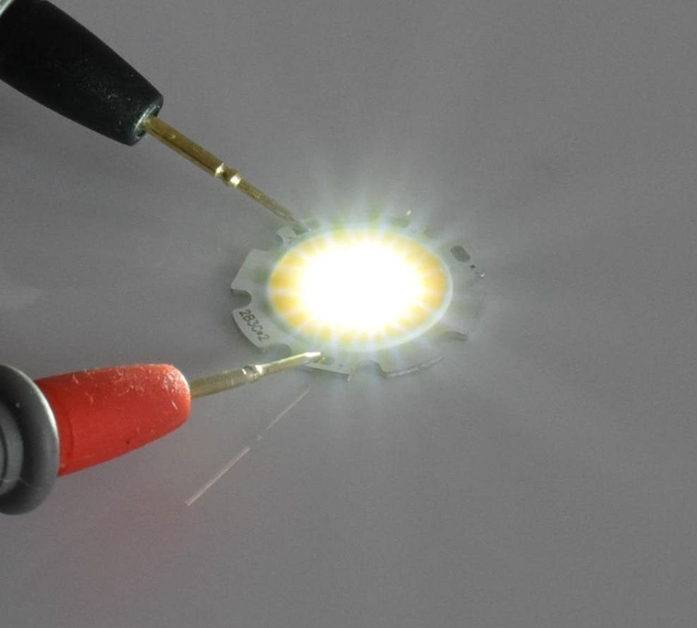 Chip LED COB 28mm iluminat la putere maxima, flux luminos intens 300-330 lm