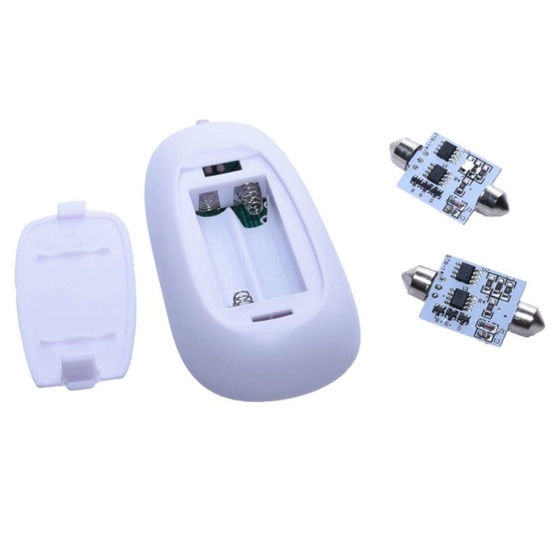 Becuri LED RGB feston cu spatarul telecomenzii deschis si compartiment baterii vizibil
