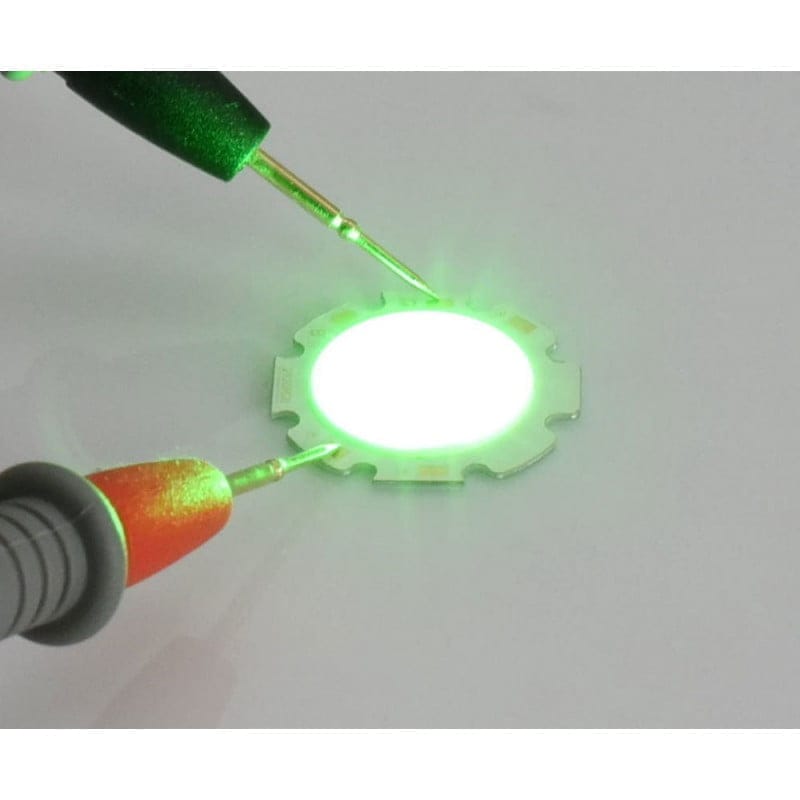 Chip LED COB RGB aprins in culoare verde intensa, format compact 28mm